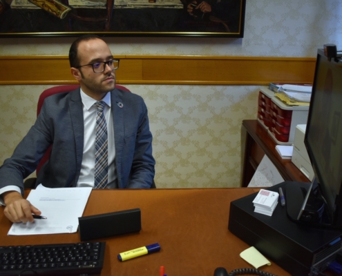 Fran Valera en su despacho participando en la videoconferencia de una nueva reunión de la Comisión de Diputaciones de la FEMP