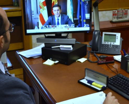 Fran Valera en su despacho participando en la videoconferencia de una nueva reunión de la Comisión de Diputaciones de la FEMP