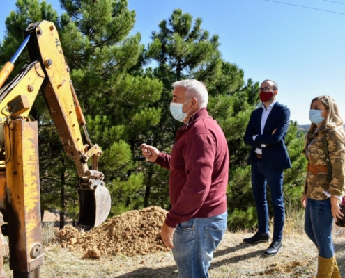 Fran Valera y María Eugenia Cuartero supervisan las actuaciones de mejora en el sistema de abastecimiento de obras acometidos de manera conjunta  ...