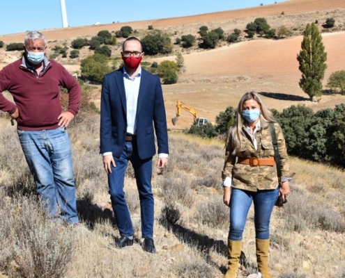 Fran Valera y María Eugenia Cuartero supervisan los trabajos de mejora en el sistema de abastecimiento de obras acometidos de manera conjunta ent ...