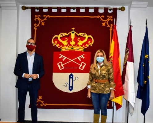 Fran Valera y María Eugenia Cuartero en el Ayuntamiento de Casas de Lázaro