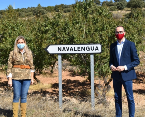 Fran Valera y María Eugenia Cuartero a la entrada de la pedanía de Navalengua