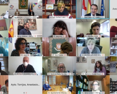 Imagen de los y las participantes en la videoconferencia de la Asamblea de la Red de Entidades Locales para la Agenda 2030, entre los que se encue ...