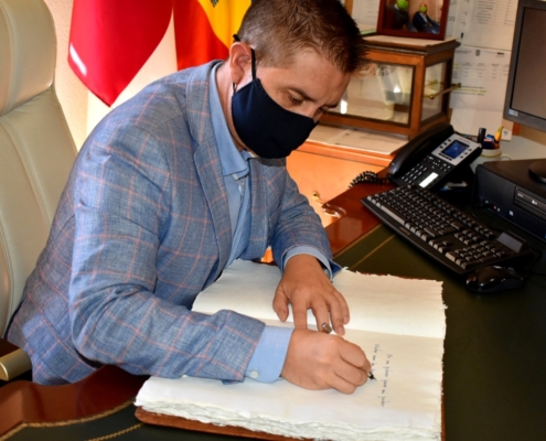 Imagen del presidente de la Diputación de Albacete, Santi Cabañero, escribiendo en despacho