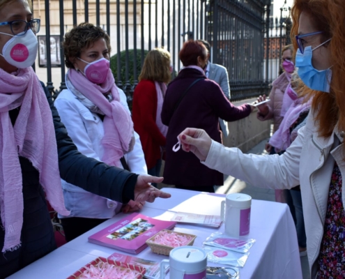 La diputada de Servicios Sociales, en la mesa informativa de AMAC