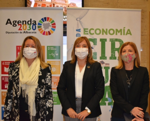 La vicepresidenta de la Diputación, Amparo Torres, junto a la delegada provincial de Desarrollo Sostenible, Llanos Valero, y a la directora gener ...