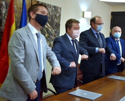 El presidente de la Diputación, el presidente de CLM, el alcalde de Almansa y el delegado JCCM se saludan con el codo tras firmarse el Convenio p ...