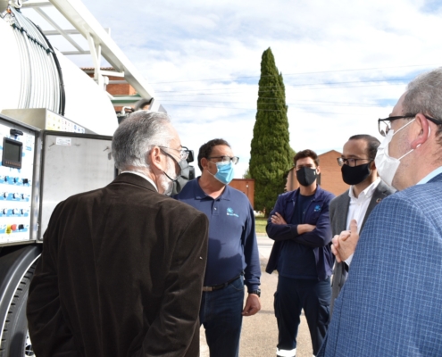 Protagonistas escuchan la explicación sobre las prestaciones del nuevo camión del Parque Móvil provincial