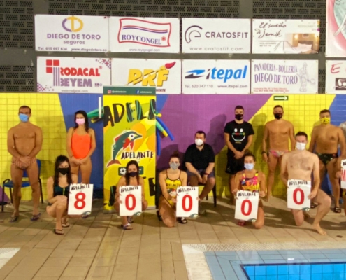 El vicepresidente de la Diputación, Juanra Amores, posa en el exterior de la piscina climatizada de La Roda junto a los 10 nadadores y nadadoras  ...