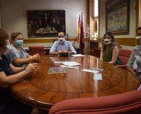 El vicepresidente de la Diputación, Fran Valera, y representanes de AICCLAM durante la reunión mantenida en la Diputación