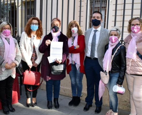 Santiago Cabañero junto a la diputada de Servicios Sociales, Juani García, y la Junta directiva de AMAC