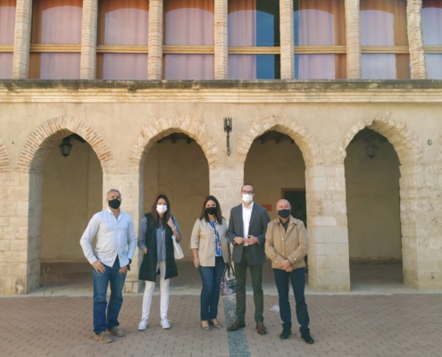 El vicepresidente de la Diputación Provincial de Albacete, Fran Valera junto a los y las ediles de Chinchilla en el Claustro de Santo Domingo