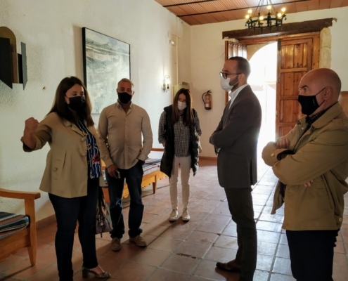 Valera junto a los y las ediles de Chinchilla en la entrada al claustro