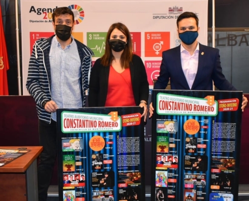 De izq. a dcha. Vicente Albujer (programador Cultural), Silvia Abellán (concejala de Cultura) y Miguel Zamora (diputado de Cultura) con el cartel ...