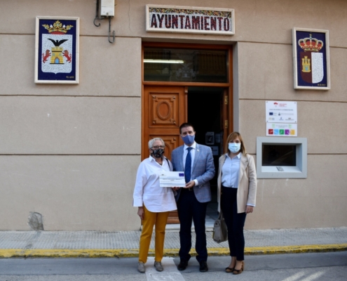 Plano general. El presidente de la Diputación, junto a la vicepresidenta, hace entrega a la alcaldesa de Tobarra de una de las placas acreditativ ...