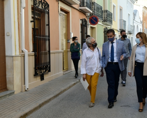 El presidente y la vicepresidenta de la Diputación caminan por las calles de Tobarra junto a la alcaldesa de la localidad para ver la renovación ...