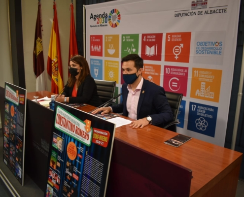 Silvia Abellán (concejala de Cultura) y Miguel Zamora (diputado de Cultura) durante la presentación de la programación cultural de Chinchilla p ...