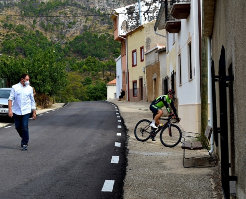 Vista general de la recién arreglada AB-5016 con imagen de un ciclista