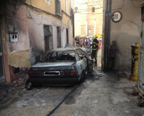 Incendio de vehículo en pleno casco de Chinchilla (13/05/12)