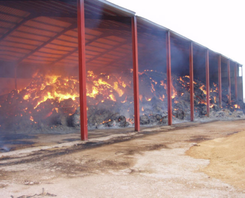 Naves agrícola-ganadera incendiadas en aldea de Santa Marta de La Roda (19-08-11)