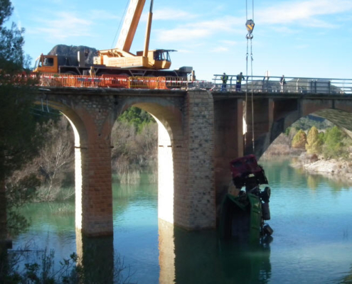 Subida del camión accidentado en Puente de Hijar (12/01/11)