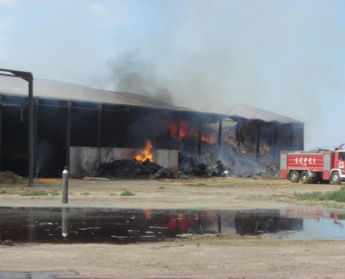 Incendio en nave de almacenamiento de alfalfa cerca de Barrax 22/07/07