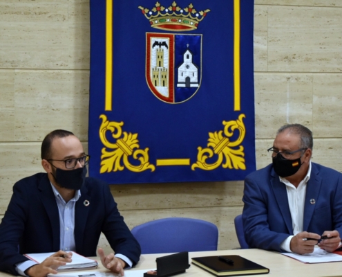 Fran Valera y el alcalde de Munera reunidos en el Ayuntamiento de la localidad