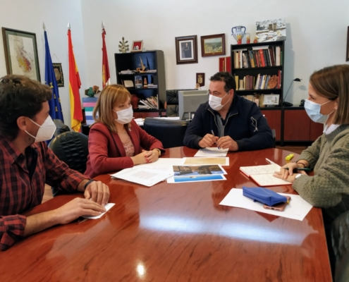 La vicepresidenta de la Diputación, Amparo Torres, reunida en torno a una mesa con el alcalde de Alcaraz, Pedro Valero, y a otros miembros de la  ...
