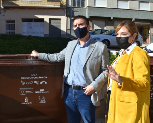 El presidente de la Diputación, Santi Cabañero, junto a la vicepresidenta responsable del área de Medio Ambiente durante la supervisión de la  ...