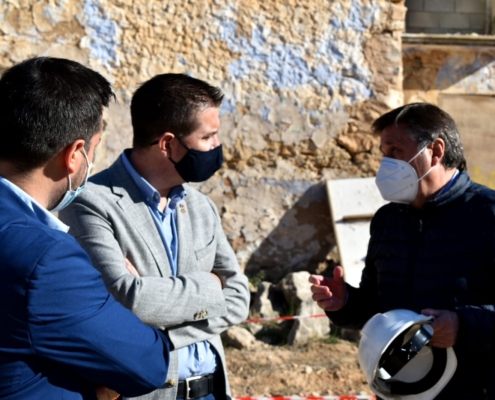 El presidente de la Diputación, Santi Cabañero, junto al alcalde de Caudete (izq.) y al arquitecto técnico encargado del proyecto de recuperaci ...