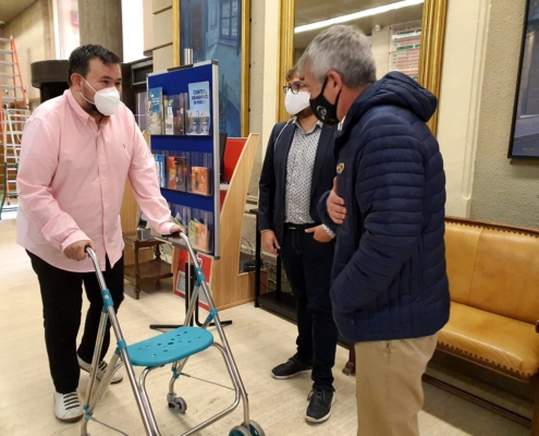 Fernando Carpena saluda a Juanra Amores a su llegada al Palacio Provincial