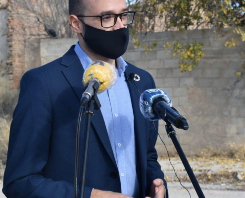 Fran Valera atendiendo a los medios de comunicación en La Roda durante la visita al arreglo del camino viejo de Minaya