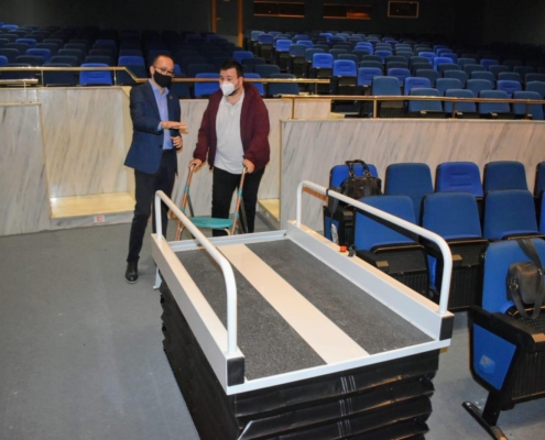 Fran Valera en visita al Centro Cultural de La Roda con el alcalde de la localidad, Juanra Amores