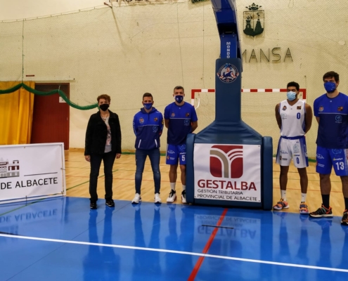 Fran Valera junto a la presidenta, entrenador y jugadores del Club Baloncesto Almansa