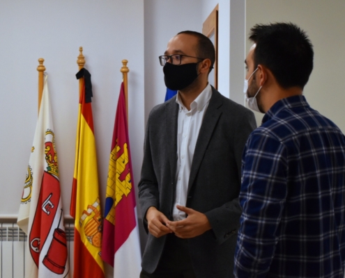 Fran Valera junto al alcalde de Pozuelo, Gregorio Moreno, en sala de Plenos del Ayuntamiento