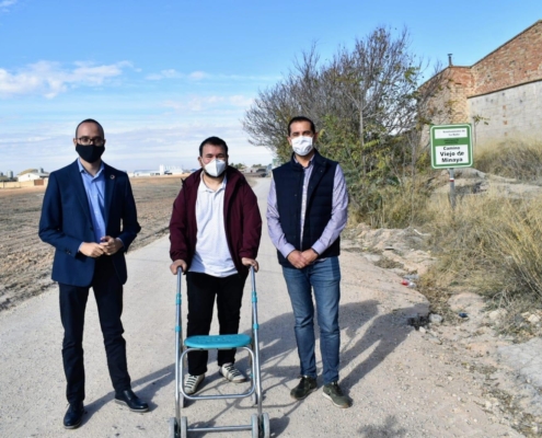 Fran Valera visita en La Roda la mejora del camino viejo de Minaya