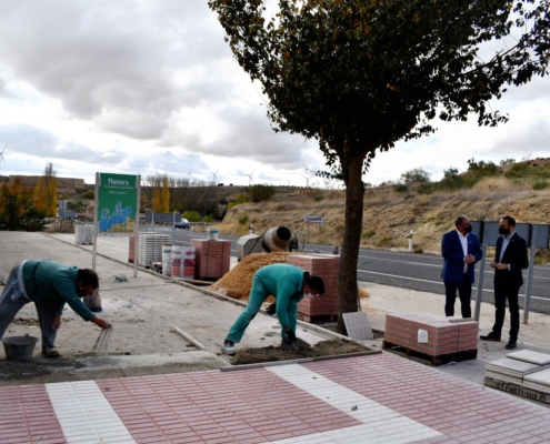 Fran Valera y alcalde de Munera ven trabajos de acerado en acceso a piscina municipal