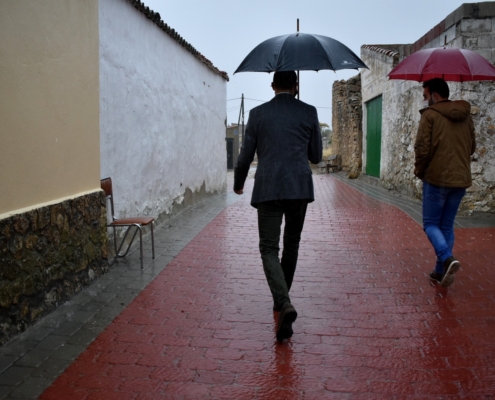 Fran Valera y el alcalde de Pozuelo caminan por una calle integralmente reformada por la Diputacion en una pedania de la localidad