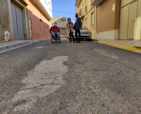 El vicepresidente de la Diputación provincial de Albacete, Francisco Valera, recorre junto a la alcaldesa de Villamalea y al edil de Urbanismo de ...