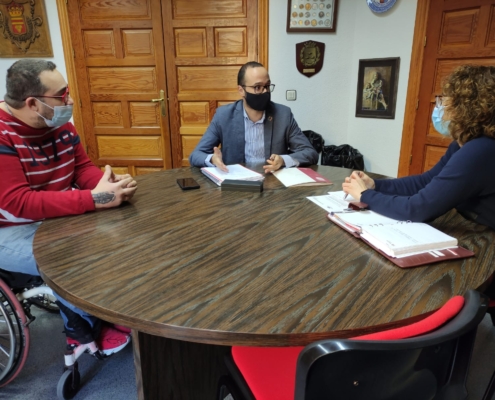 El vicepresidente de la Diputación provincial de Albacete, Francisco Valera, durante su reunión con los responsables de Villamalea