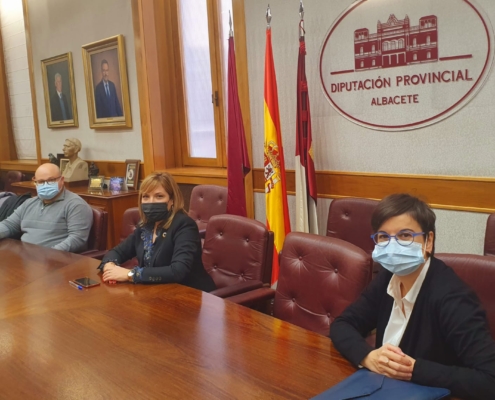 La vicepresidenta de la Diputación de Albacete, Amparo Torres, durante la reunión que ha mantenido con la directora de la Fundación ‘El Sembr ...