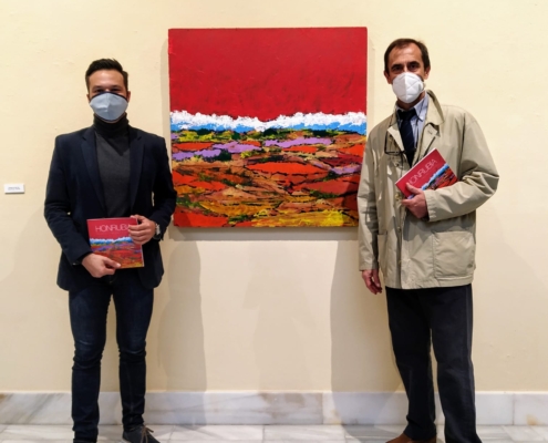 Miguel Zamora y Eduardo Honrubia posan con el cuadro elegido como portada del catálogo de la exposición