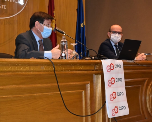 El diputado provincial de Sanidad, Francisco García Alcaraz, junto al presidente de su Comité Organizador y Científico del CIPO, Elías García ...