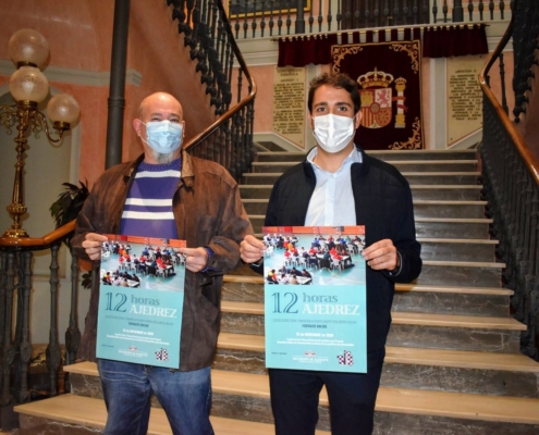 Sancha y Castelli con el cartel promocional del la Copa Diputación '12 horas de ajedrez'