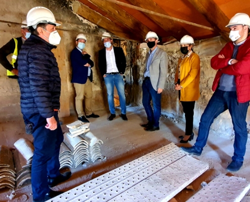 El presidente de la Diputación, Santi Cabañero, durante la supervisión de las obras del Molino de San Antón de Caudete