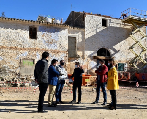 Santi Cabañero en las inmediaciones del Molino de San Antón comprobando el avance de las obras de mejora que está ejecutando la Diputación