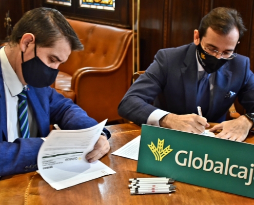 El presidente de la Diputación y el director territorial de Globalcaja en Albacete rubrican operación de crédito para 2021