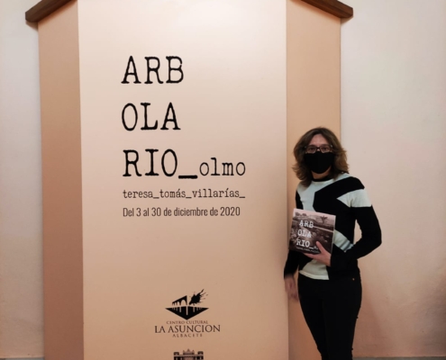 Teresa Tomás Villarías a la entrada de la exposición 'Arbolario_Olmo' en el Centro Cultural La Asunción