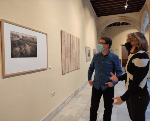 La artista Teresa Tomás Villarías, explicando su trabajo en el Centro Cultural La Asunción