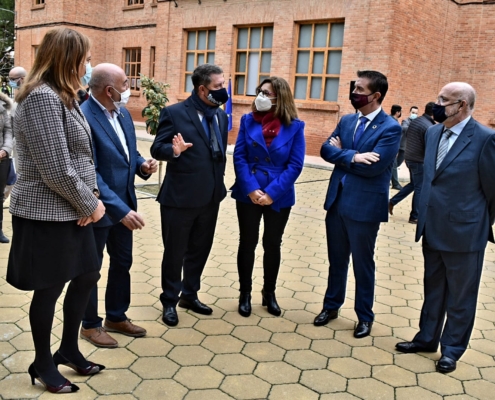 Autoridades y equipo directivo del CEIP Alcalde Galindo tras la llegada de García-Page